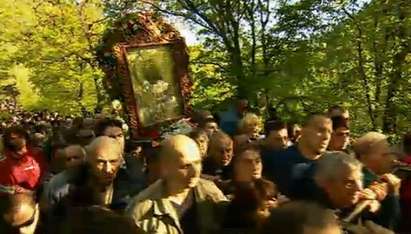 Хиляди българи се молят за здраве на чудотворната икона в Бачковския манастир