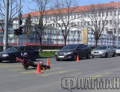 Първа катастрофа до подземната улица в Бургас: Моторист се блъсна в такси (СНИМКИ)