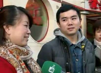 Китайци сами запълват дупките пред ресторанта си в София