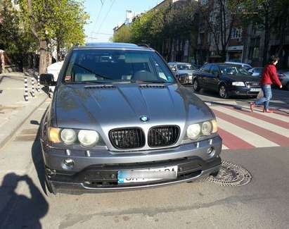 Блондинка паркира джипа си на пешеходна пътека