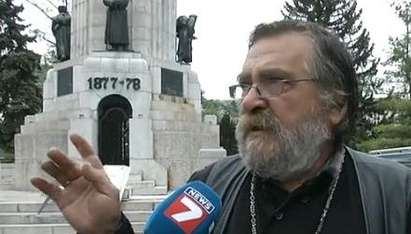 Свещеник отказа да опее свободата на словото, журналист раздава жалейки