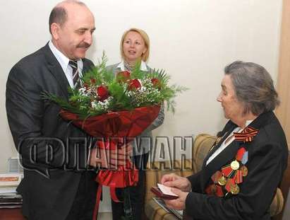 Руският консул Тонко Фотев връчи медал за храброст на най-възрастната участничка в Отечествената война (СНИМКИ)