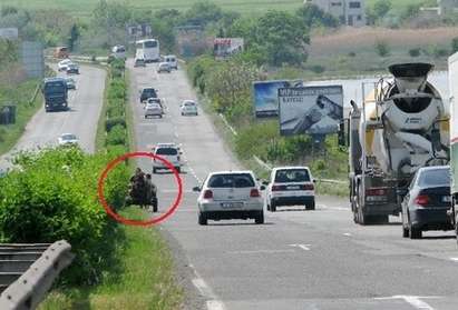 Цигани хвърчат в насрещното с каруца край Бургас (СНИМКИ)