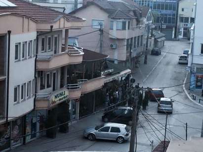Престрелките в Куманово все по-ожесточени, сръбски антитерористи се изнасят към границата с Македония
