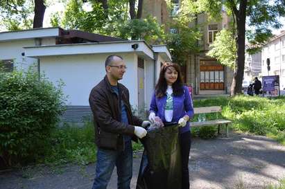 Служители на Областна администрация Бургас изчистиха градинката пред Стария съд