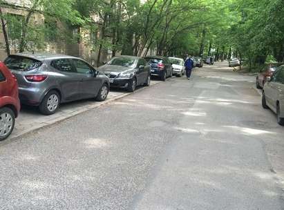 Тротоарите в Лозенец са като паркинг, хората с увреждания и майките с колички няма откъде да минат