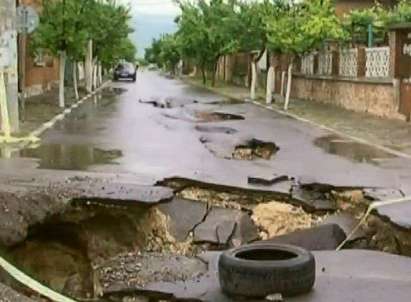 Пропасти по улиците в Крумово след некачествен ремонт за 1 млн. лева