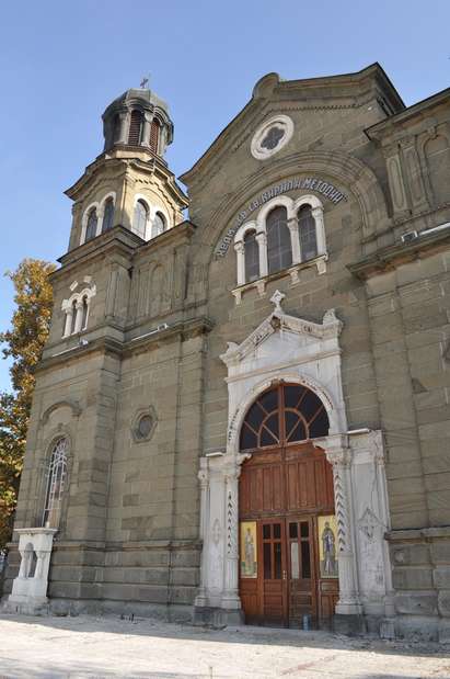 Укрепиха три от куполите на църквата „Св. св. Кирил и Методий“