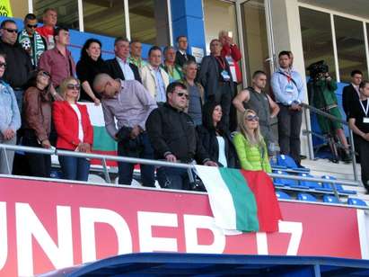 Пак се изложихме пред чужденците! Бургаски юноши крадат потници и екипи от Евро 2015