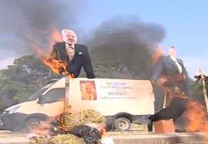 Бунт в Петрич, изгориха чучело с образа на кмета