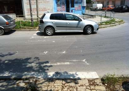Нагъл варненец паркира колата си на пешеходна пътека