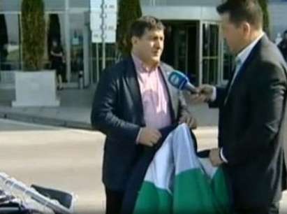 Патриот раздава 1000 елегантни сака с подплата в цветовете на българския трибагреник на аерогара