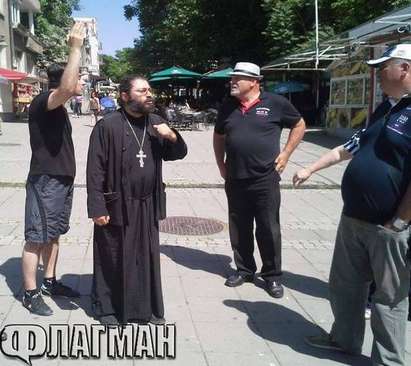 Екшън в центъра на Бургас! Свещеник брани хората от евангелисти