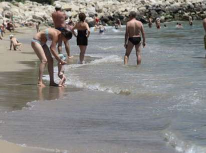 Плаж до Царево забранен за къпане заради мръсна вода
