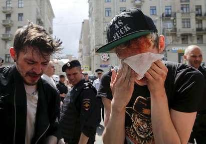 Гейове и анти-гейове се сбиха в Москва, полицията ги арестува