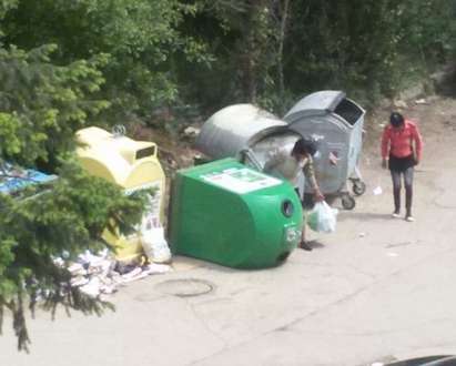 Ромки обръщат контейнерите за боклук, „събират“ отпадъците разделно