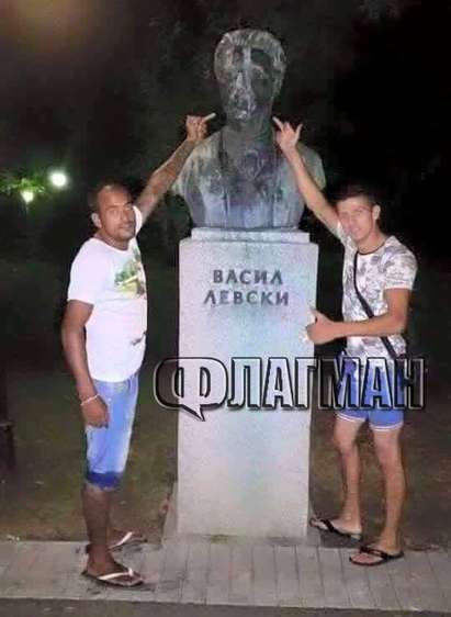 Гнусна гавра с паметника на Левски в Бургас, мъже завряха среден пръст в лицето му