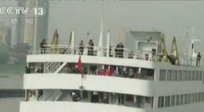 Трагедия в Китай, туристически кораб потъна в Яндзъ с 450 души на борда