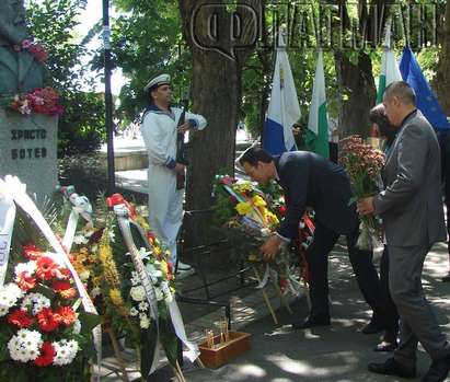 Стотици бургазлии се поклониха пред паметта на Ботев (СНИМКИ)
