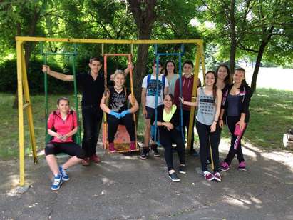 „Интеракт клуб-Бургас“ почисти две детски площадки послучай 1 юни