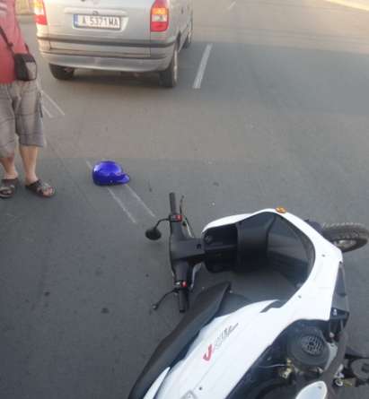 Мотопедист се блъсна в "Опел" на бургаската улица "Чаталджа", има ранен