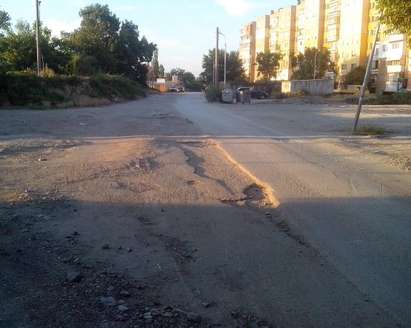 Абсурд във Видин, шофьори карат по улица, асфалтирана наполовина