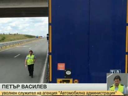 Инспекторът от ДАИ, който си иска подкуп, уволнен часове след като клипът с него взриви социалните мрежи