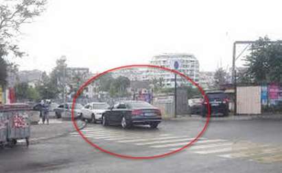 Баровец паркира лъскавата си кола на пешеходна пътека в центъра на Бургас