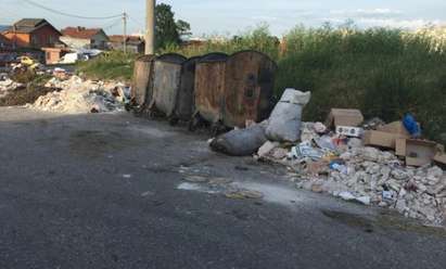 Ужасна цигания в София, роми хвърлят боклуците си пред празни кофи за смет