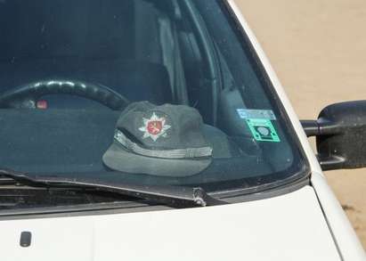 Тарикат паркира в алея пред спортна зала, поставя си шапката до стъклото, за да не го закачат полицаите