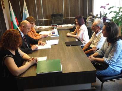 Кметът Иван Алексиев подписа първите договори за безплатно саниране на жилищни сгради в Поморие