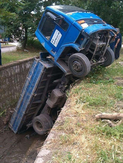 Шофьор-идиот вкара камиона си в канал на река(СНИМКА)