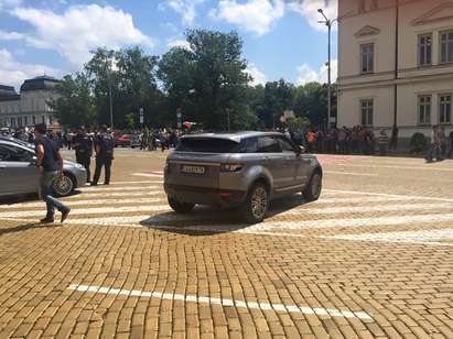 Джипът на Данчо Ментата със стикер "Аз съм наглец!", пак паркиран в нарушение (ВИДЕО)