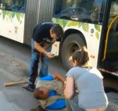 Бой с бухалки и ножове в автобус, трима души са ранени