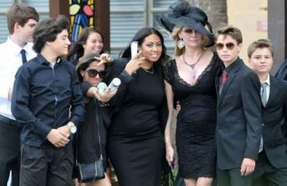 Перверзия: Риалити звезда си прави селфи на погребението на дъщеря си