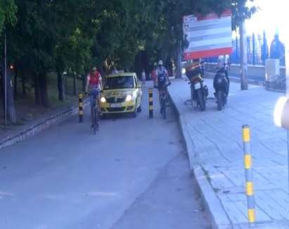 Таксиджия нагло потъпква закона пред погледа на полицаи в пешеходна зона