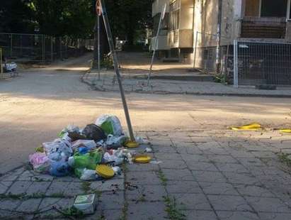 Кръстовище се превърна в сметище заради ВиК ремонт, мързеливци хвърлят боклука си там