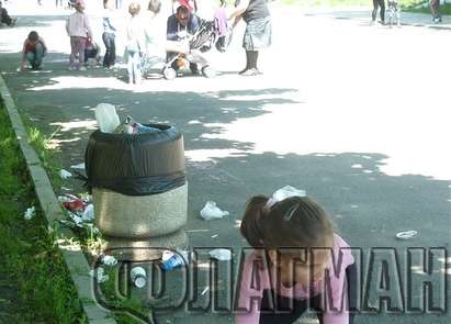 Деца играят в бургаски парк, заровени в смрадливи боклуци