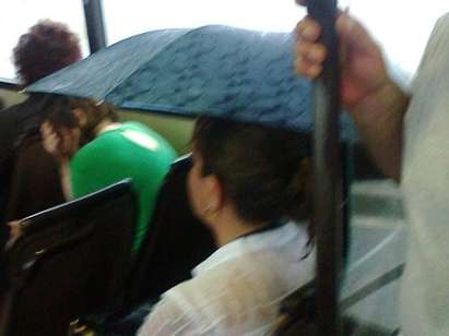 Дъжд вали и в автобуси, столичани пътуват за Бухово с чадъри