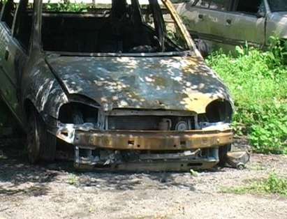 Запалиха колата на бургазлийка пред дома й в „Славейков”