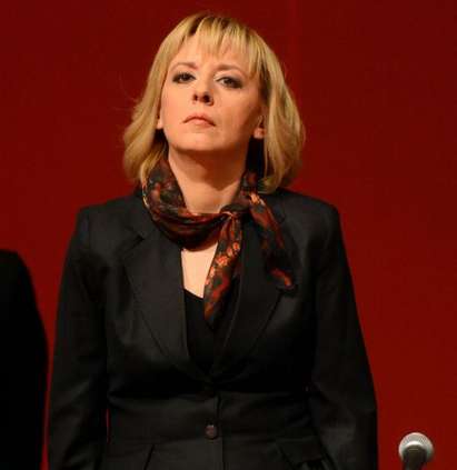 Мая Манолова влезе в парламента с две щайги кюстендилски череши