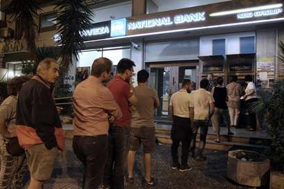 Гърците тичат уплашени пред банкоматите веднага след обръщението на Ципрас