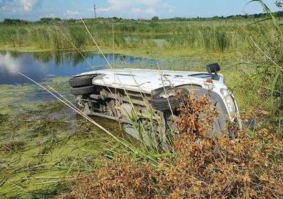 Жестока катастрофа край "Пода", вадят хора от коли в блатото (СНИМКИ)