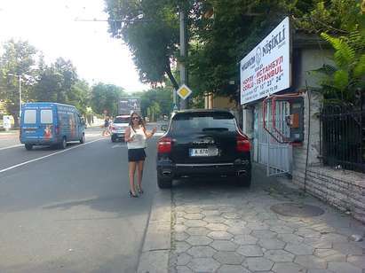 Вижте как красива дама паркира Поршето си върху тротоар в центъра на Бургас