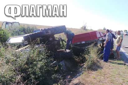ТИР помете трактор край „Джъмбо” в Бургас (СНИМКИ)