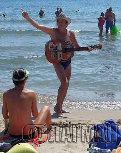 Мексиканско шоу на Централния плаж в Бургас, веселяк с китара забавлява туристите (СНИМКИ, ВИДЕО)