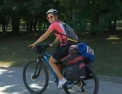 Момиче обиколи част от Европа с велосипед, за да помогне за лечението на братовчедка си