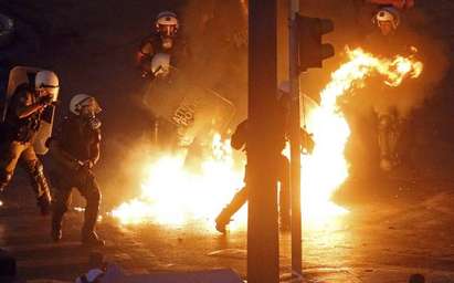 Безредици: Атина пламна, бунтари хвърлят коктейли "Молотов"