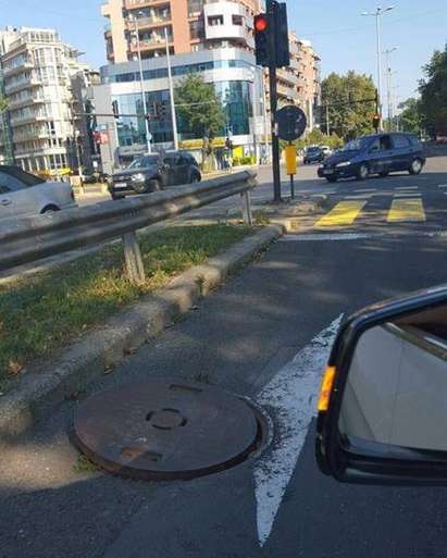 Бургаски шофьори: Шахта зее на натоварения бул. Демокрация, капан е за колите