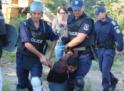 10 души в ареста след опита за линч на полицаи в Горно Езерово